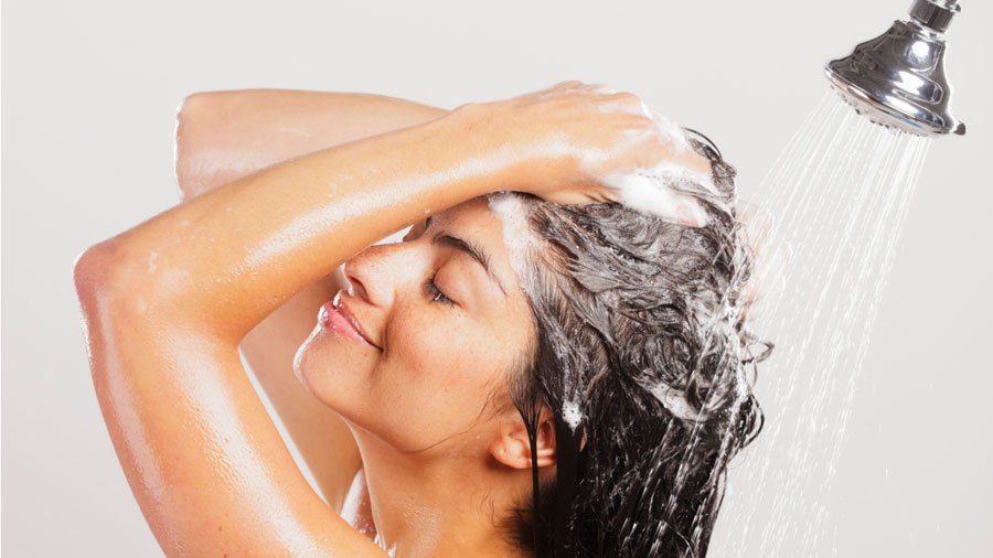 7 erros comuns que você pode cometer na hora de lavar o cabelo