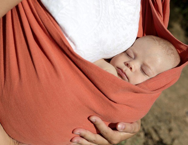 Sling aumenta vínculo mãe-bebê, mas requer orientação sobre forma correta de uso